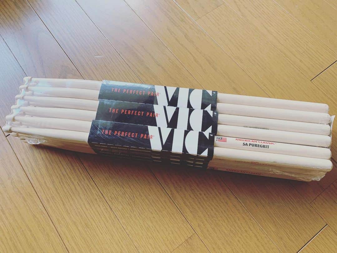 藤原佑介のインスタグラム：「ダースで来るとテンション上がる。 #VICFIRTH」
