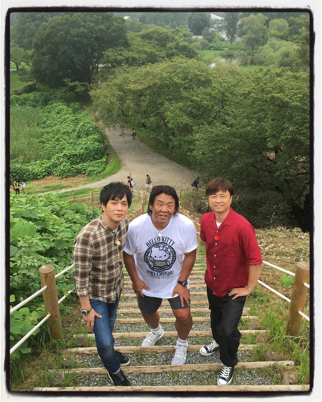 のインスタグラム：「お久しぶりの次課・長州の力旅の第4弾をやってきました。今回も変わった趣味を持つ方々からその世界についていろいろと学びました。そして、力さんは相変わらずです。BSフジで近々放送するのでぜひお楽しみに。  #新御三家を意識して撮影 #河本君はホビットなの？ちがうの？と真顔で確認していました #また新たなアンドレ情報が入ってきたのでいくつかご紹介します #手のひらが酉の市の熊手大とほぼ同じサイズらしい（企業用のやつ） #アンドレが車を後ろからデコピンしたらスピード違反で捕まると思うよ #もしこの3人とアンドレで食事に行ったら河本君はつまみと勘違いされて食べられるからやめた方がいいよ #古墳はアンドレが手で砂をかき集めて作られた #BSフジ」