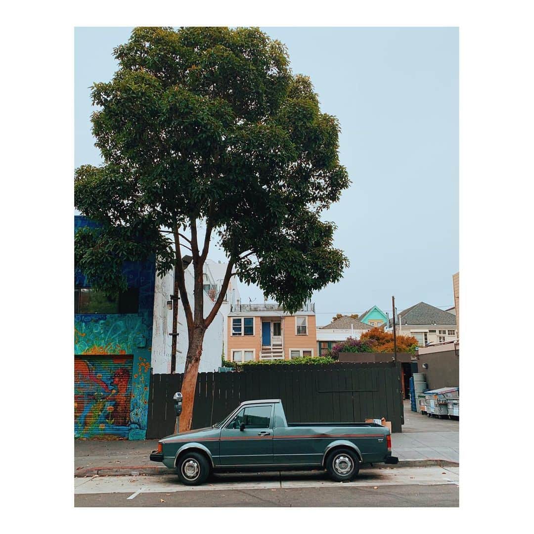 Melissa Santiagoのインスタグラム：「🐇 🚛 . . . . #AutosOfTheMission #CarsNTrees #vw #vwrabbit #vwtruck」