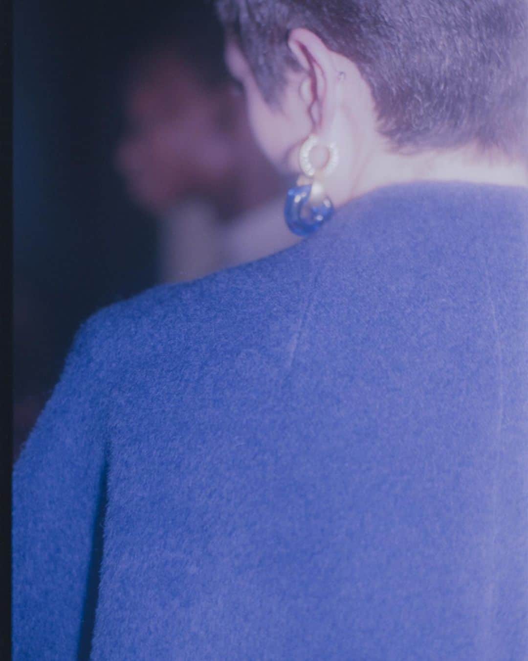 黒河内真衣子さんのインスタグラム写真 - (黒河内真衣子Instagram)「#mamekurogouchi  #2019fw 💙 Blue Ring Pierced Earrings - blue  Wool Shaggy Long Coat - blue」8月29日 14時36分 - mamekurogouchi