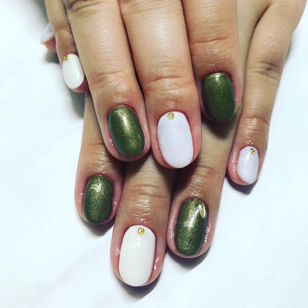 ダンドイ舞莉花のインスタグラム：「New nails 😍  #yukakosugi #thankyou #白ネイル #nailart #missmirage #白が二色なの分かるかな #いつもありがとう #canyoufindthe #feather #ネイル #tokyo #girl #ネイルオイル多め #保湿大事」