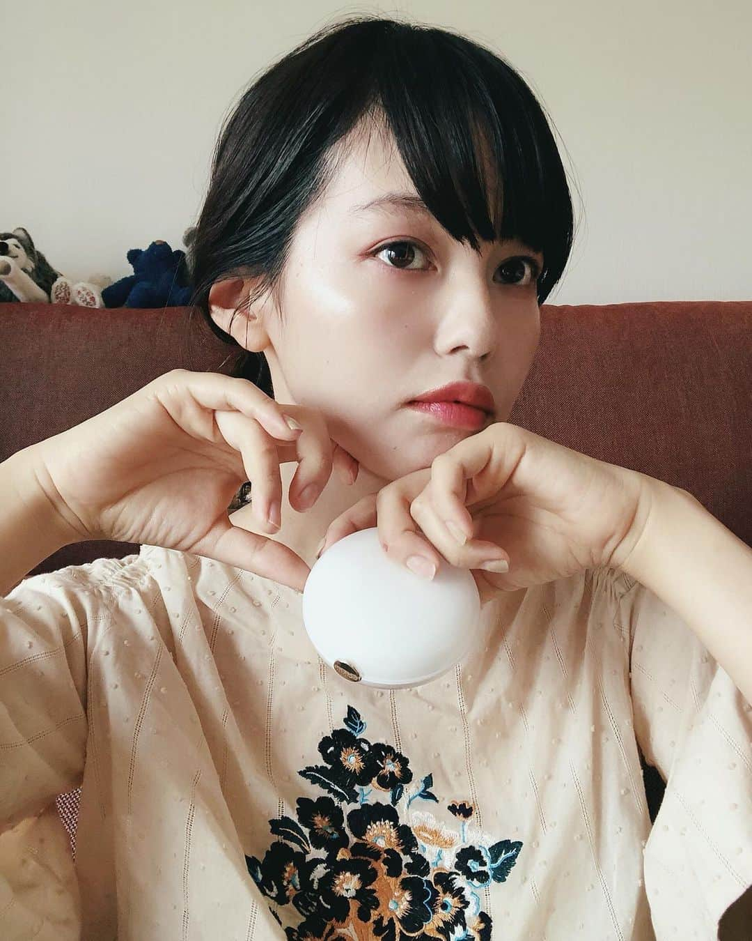 青柳文子さんのインスタグラム写真 - (青柳文子Instagram)「あのCMが気にならずにはいられないエリクシール、ついに私も試しまして。。！ どうでしょうか本当につや玉ができている〜！ みずみずしい使用感で、素肌を透かしながらカバーしてくれるから自然で、上からパウダーをはたかなくてもいいのがよし◎  個人的につやは頰の高い位置だけでいいと思ってるから、そこに光を集めてくれる効果も有り難かったです◎  #エリクシール #つや玉ファンデーション #つや玉 #PR」8月29日 14時47分 - aoyagifumiko