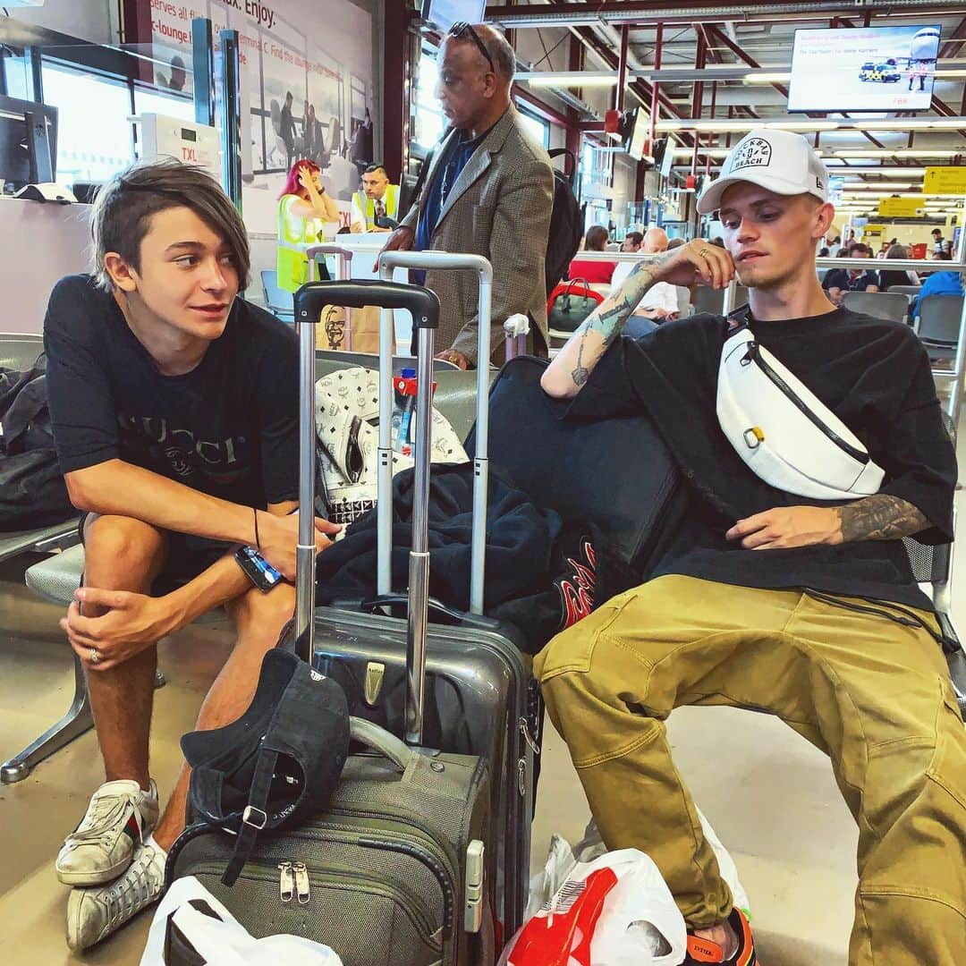 Bars and Melodyさんのインスタグラム写真 - (Bars and MelodyInstagram)「Tired bois on the way to warsaw 😴」8月29日 14時47分 - barsandmelody
