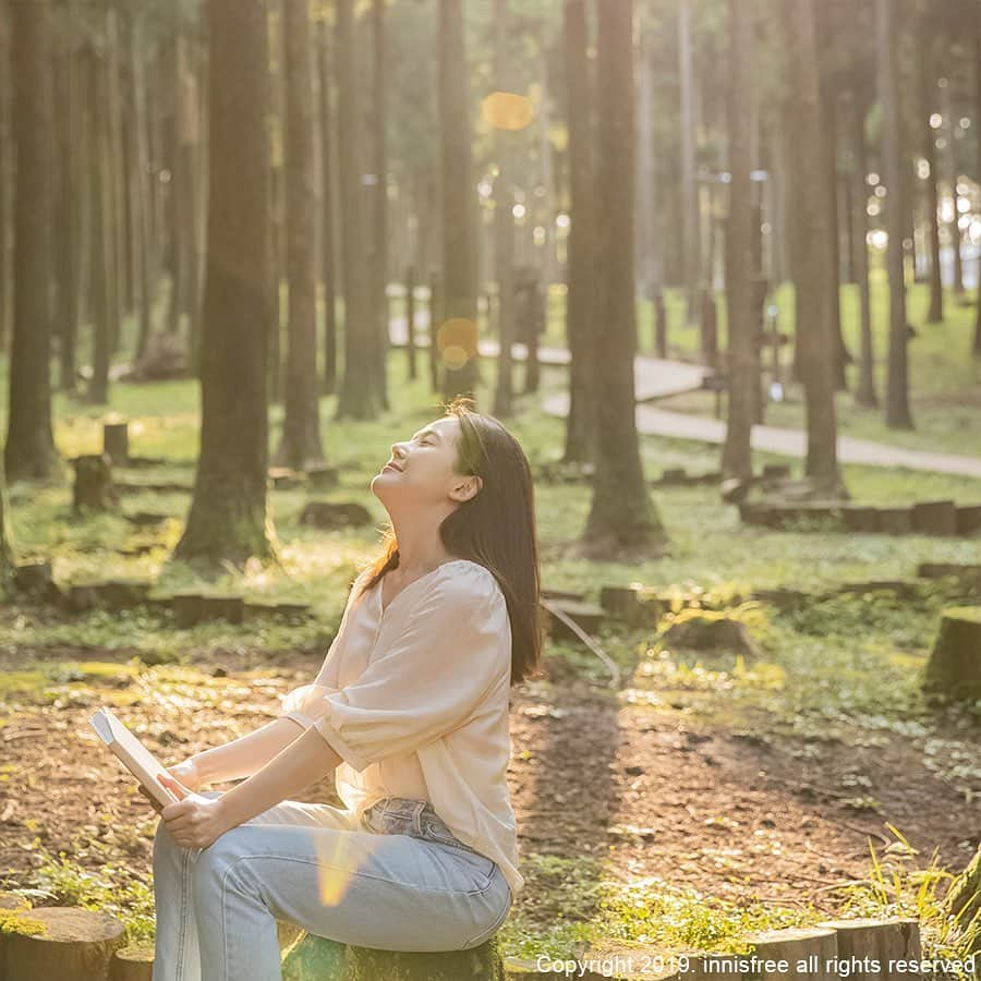 innisfree official (이니스프리) さんのインスタグラム写真 - (innisfree official (이니스프리) Instagram)「A visit to a forest park puts your body and soul at peace. ⠀ 피톤치드 가득한 휴양림에 오면, 몸도 마음도 편안해지는 기분이에요.」8月29日 15時01分 - innisfreeofficial