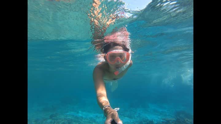 はねゆりのインスタグラム：「昨日も仕事終わりにRikoと海へ🌊﻿ 大好きなヒズシビーチへ🏖﻿ ﻿ とっても澄んでいて﻿ 潜った時に海の中から見える雲がとても素敵だった。﻿ ﻿ ﻿ #savetheearth﻿ #bestoflife﻿ #akaisland﻿ #kerama﻿ #okinawa﻿ #阿嘉島﻿ #慶良間諸島﻿ #HANAMURO﻿ #gopro7﻿ #ヒズシビーチ﻿ #lifeisbeautiful﻿」