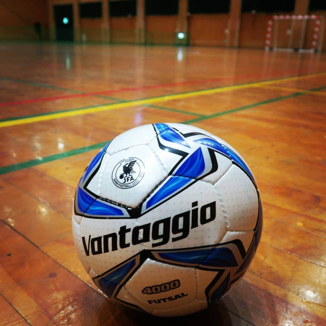 のインスタグラム：「#newフットサルボール #vantaggio  フットサルボールを新調しました⚽  #フットサルボール #新調 #ヴァンタッジオ #モルテン #molten #公式フットサルボール #ユニクス #北区フットサル」