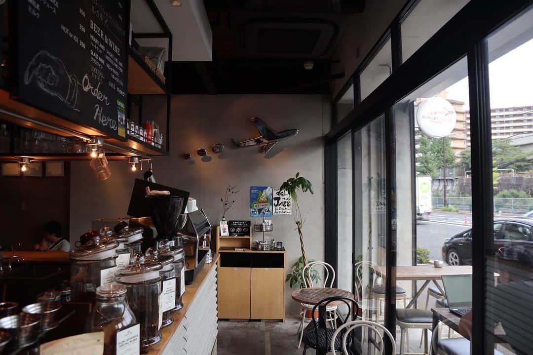 石井輝明さんのインスタグラム写真 - (石井輝明Instagram)「北千住。 昨日は「話す」ありがとうございました。 来月はスケジュール的に厳しそうです。。 たぶん再来月になりそうです。 またよろしくお願いします。  #slowjetcoffee #cafe #coffee #カフェ #東京カフェ #北千住カフェ #カフェ芸人 #昨日の話すはなんかすごかったです #コンビのトークライブで話そうかと思う #トークライブのことをトークライブで話すってなんやろか #新しいサイクル」8月29日 15時25分 - comandanteishii