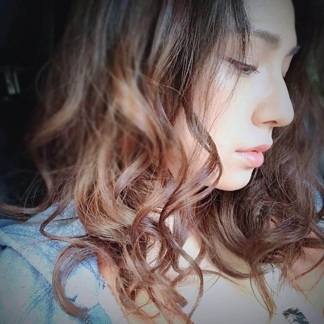 野波麻帆さんのインスタグラム写真 - (野波麻帆Instagram)「. 今日は髪の毛くりんくりんで ドラマの撮影中。 色だいぶ抜けてきたなー。」8月29日 15時19分 - mahononami