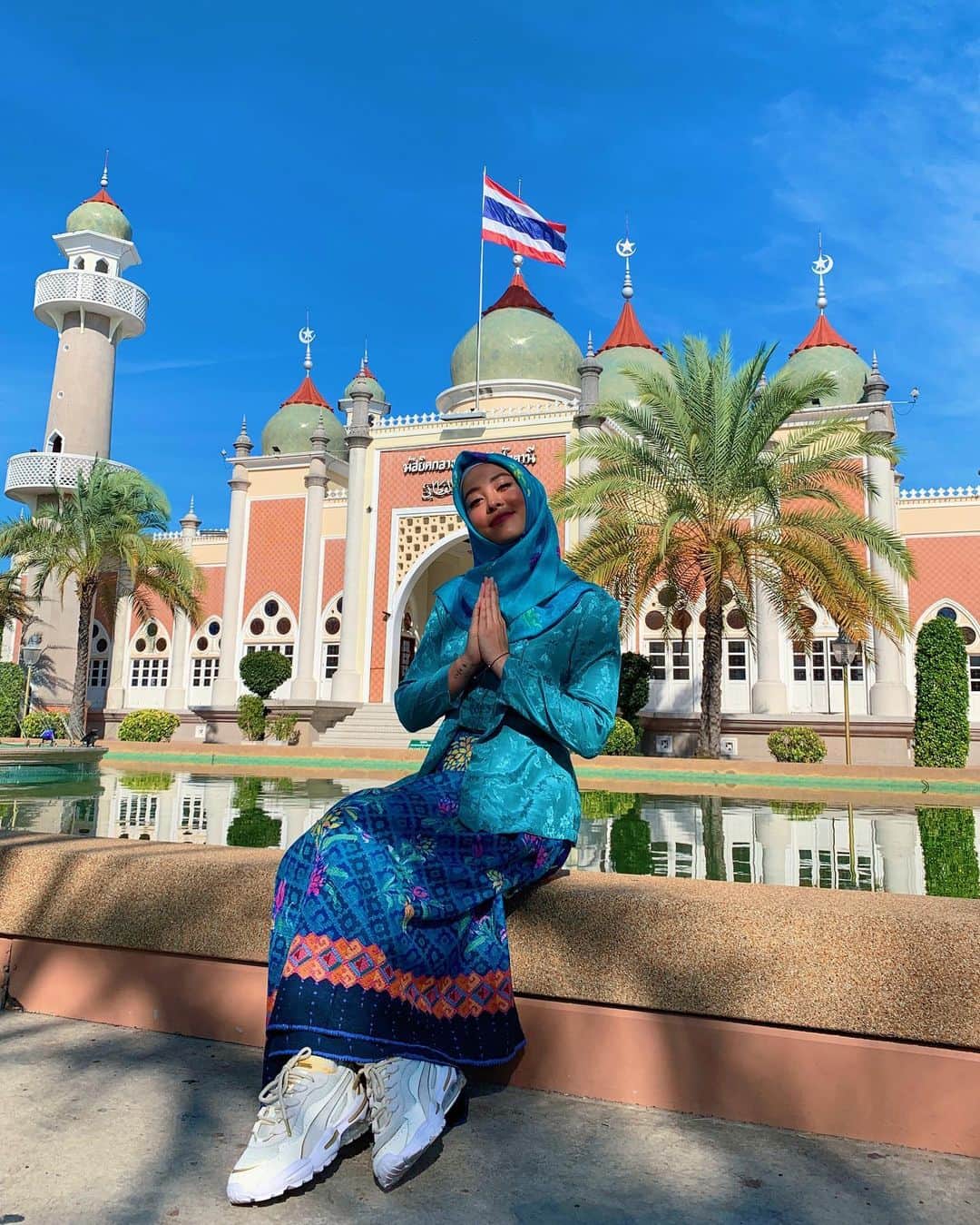 Amata Chittaseneeさんのインスタグラム写真 - (Amata ChittaseneeInstagram)「อัสลามูอาลัยกุม 🤲🏻 Assala mulaikum my dearest Thailand’s Southern Border Provinces-Yala, 👏🏼Narathiwat, Pattani and our neighbor, Malaysia you have filled me with so much love 💙 thank you @nbatik.sriyalabatik for allowing me to wear palanging fabric and teaching me all the process and techniques :) #pearypiewearsthaifabric in #southsmile for Thailand Tourism Authorities is coming soon! #amazingไทยเท่ #นุ่งสยามสามฤดู #pearypieamazingthailand #Thailand」8月29日 15時19分 - pearypie