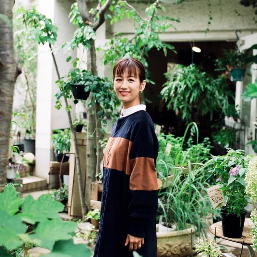のインスタグラム：「JOURNAL STANDARD @journalstandard.jp さんのウェブサイト「彼女のスタート地点vol.11」でご取材いただき、わたしの修業先であるブリキのジョーロ @buriki_no_zyoro_official でインタビューを受けました。 . 社会人として10年働いたあとにそれなりに世の中を知ってるつもりで飛び込んだ花の世界の仕事。いざ働いてみると、なんでも出来るつもりでいたけど、何にもできなくて、自分の小ささを痛感してたくさんもがいた駆け出し時代。 いまもいっぱいもがいてますが、独立してこうして仕事がしていけるのは、ブリキのジョーロでの日々があったから。花のスキルだけではなく、社会の中でビジネスをしていく上での大切な全てのこと、やり遂げる強さ。本当たくさんのことを学ばせてもらった場所。しょっちゅう息子を連れて遊びにいってるのですが、撮影で色々振り返ってお話ししたので、かつて奮闘してた私を思い出してまた頑張っていくぞ！と思えた特別なインタビューでした。 よかったらご覧ください！ . @journalstandard.jp  #journalstandard #私のスタート地点」