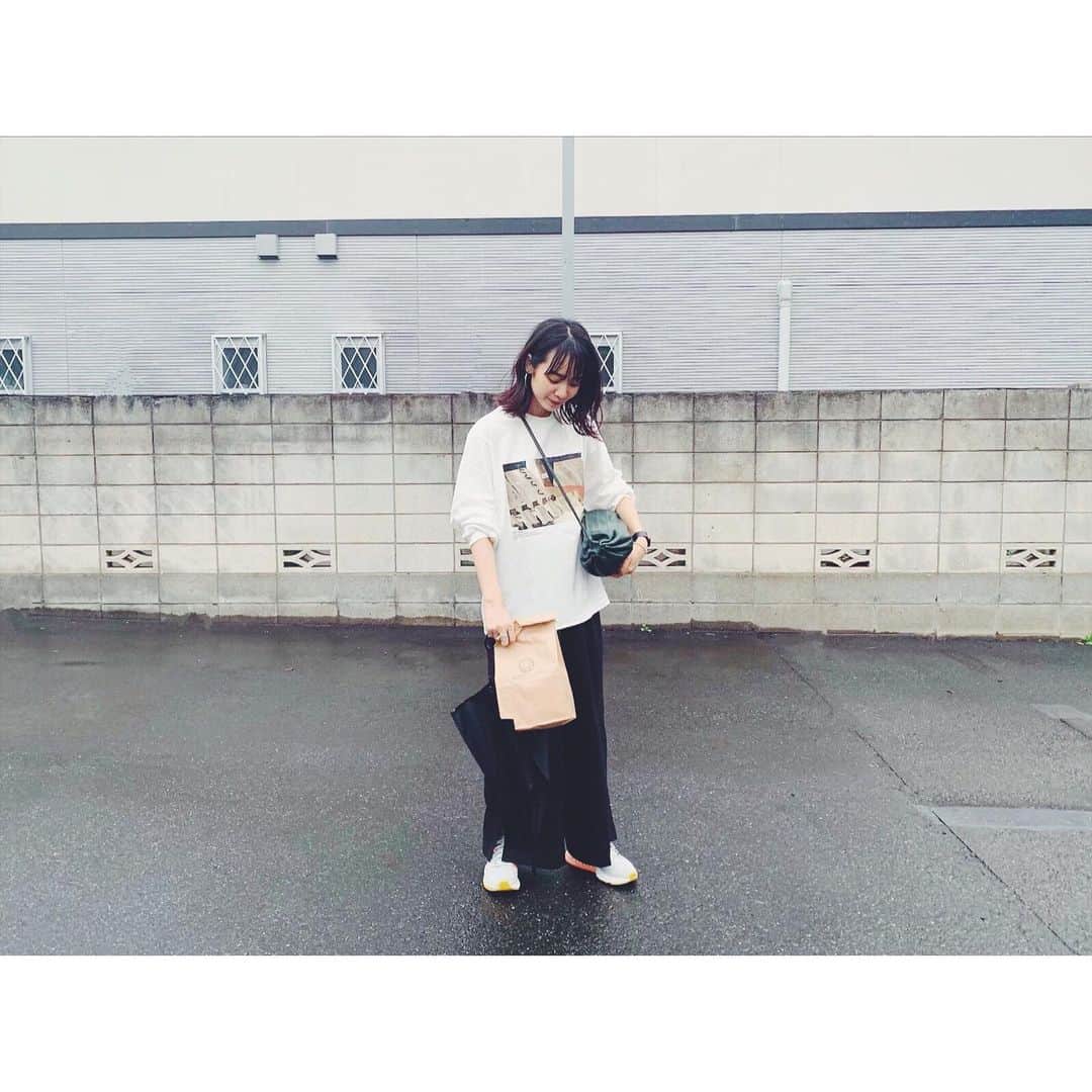 のインスタグラム：「☺︎ 昨日は涼しかったから・・・ 『JANE SMITH』✖︎ MIKE O’MEALLY のコラボロンT着れた〜♡ →https://www.janesmith.tokyo →https://mikeomeally.com スケボー写真で可愛いの♡着てるだけでウキウキ♡ #brand #janesmith #ジェーンスミス  #mikeomeally #マイクオマリー #Japan #Tokyo #photo #fashion #coordinate #longTshirt #skateboard #akephoto #ake☺︎ #お気に入りアイテム #ファッション #コラボ #ロンT #スケボー #model #satorujapan #akemigondo #モデル #サトルジャパン #権藤朱実 →@satorujapan_official @akemigondo ☑︎プロフィールのリンクにてblog更新中☺︎ My blog『ake photo』 →http://ameblo.jp/akemi-gondo/」