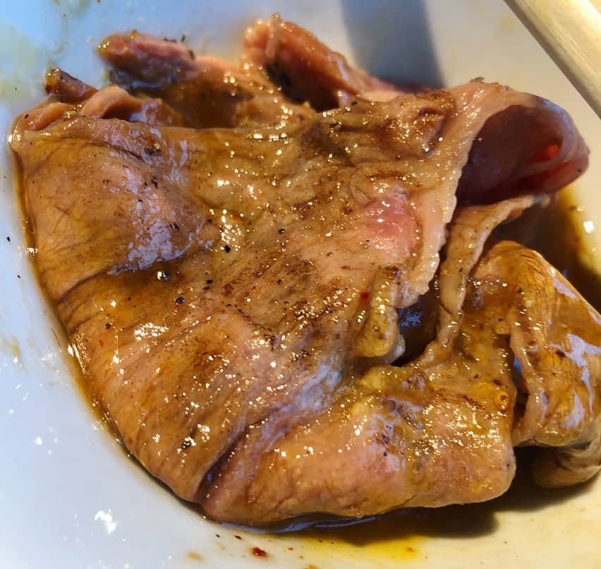 吉田悠希さんのインスタグラム写真 - (吉田悠希Instagram)「❤︎ 【8/28(水)の#夕暮れwonder4 】  コスパ日本一の焼肉専門店 #USHIHACHI 上野店さんより中継しました  牛8で提供されるお肉は A4ランクの黒毛和牛でメス牛のみ🥩 試食した #とろ肉3秒炙り も 990円とは思えないクオリティーで 脂でトロトロ🤤お肉の食感、味ともに最高でした！ ※店長も明るくてノリの良いお店です  さーて、残ったお肉食べよう！と思いきや 少し席を外した隙に ディレクターさんが残りのお肉🥩 全部ぺろりと食べてました😡😡 食べ物の恨み〜〜！！ #焼肉 #肉好き #牛8 #上野 #炙りカルビ #中継 #ニッポン放送 #吉田悠希」8月29日 15時33分 - yuki__yoshida__914
