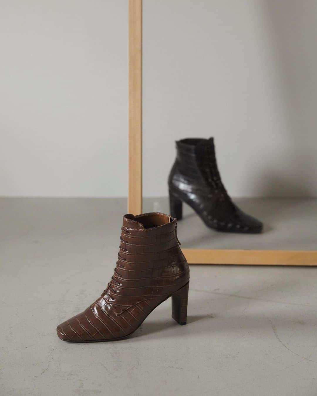 RIM.ARK（リムアーク）さんのインスタグラム写真 - (RIM.ARK（リムアーク）Instagram)「____﻿ ﻿ 9.4 wed- shop /  new online store order  start (am10:00-) ﻿ ____﻿ ﻿ Lace-up heel boots﻿ ¥23000+tax﻿ ハードな印象の型押しクロコ風素材を使用したミドルヒールブーツは、レースアップで女性らしさをプラス。足首を美しく見せるすっきりとした細身のフォルムで、コーディネートをスタイリッシュに演出するアイテムです。﻿ ﻿ RIM.ARK各店、RIM.ARK ONLINE STORE、SHEL'TTER WEB STOREにて、9/4(水)から発売予定。﻿ 玉川髙島屋 pop up store 9/3(火)より先行発売。 ____﻿ ﻿ #RIMARK#リムアーク﻿ #2019FWRIMARK」8月29日 15時36分 - rim.ark