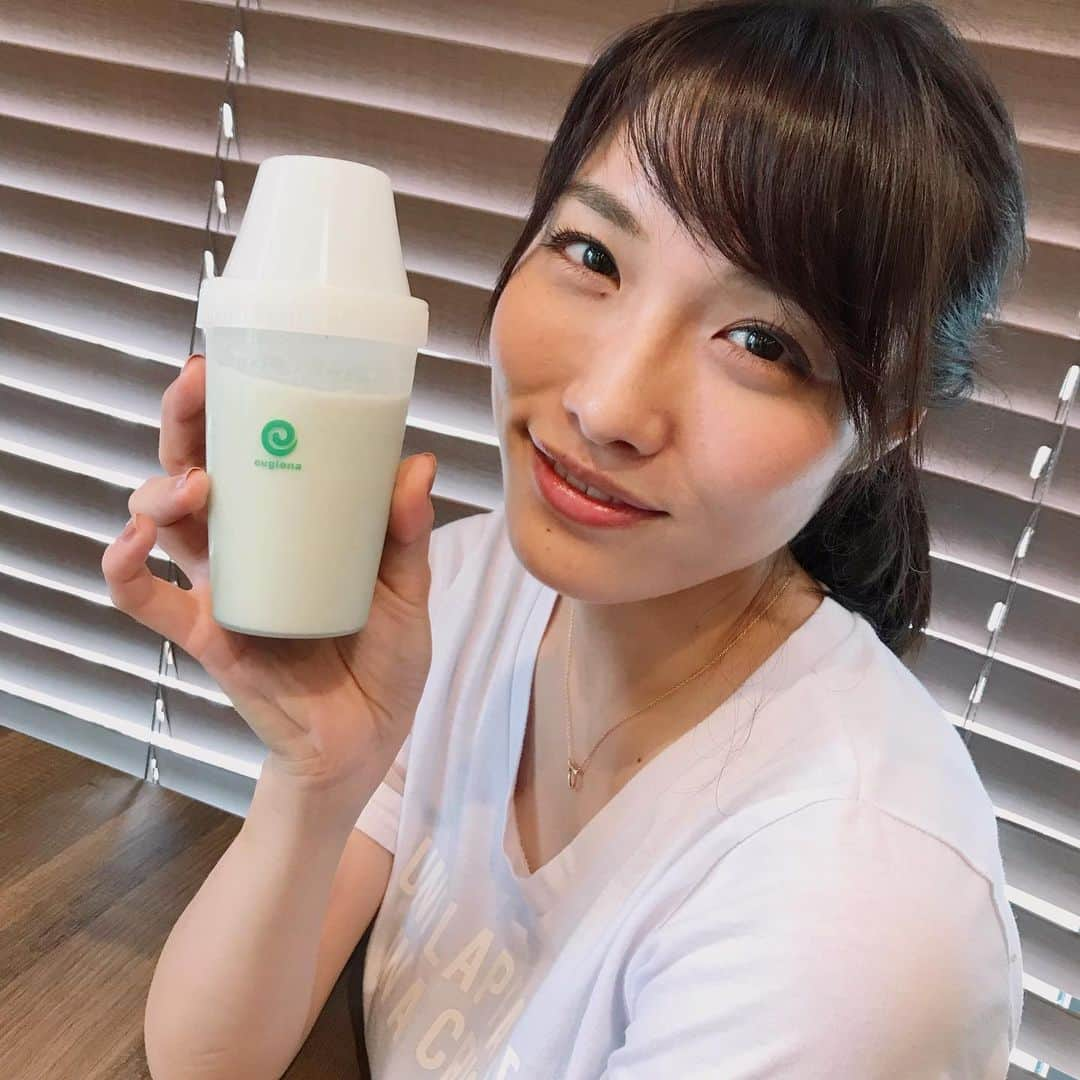 今野杏南さんのインスタグラム写真 - (今野杏南Instagram)「* 本日の朝ごはんはユーグレナを飲みました🤗 牛乳で割って飲んだらすごく飲みやすくて最近ハマってます🌸 個包装になっているので持ち運びも出来て便利🌸 食物繊維や、59種類の栄養素も入っているので撮影中や稽古中にも食事のバランスを整えられるので続けてます😇 暑い日がまだまだ続いてるので、食欲ない時や、夏バテ気味の方にもオススメですよ✨ #ユーグレナ#ユーグレナの緑汁#緑汁#ミドリムシ#59種類の栄養素#栄養#美容#ダイエット#食物繊維#デトックス#PR」8月29日 15時53分 - anna_konno0615