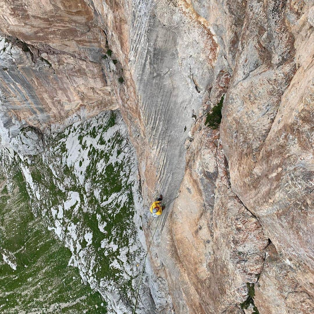 バーバラ・ザンガールさんのインスタグラム写真 - (バーバラ・ザンガールInstagram)「„Zeit zum Atmen“ is one of those alpine climbs, I always wanted to do. Pio Jutz opened this route in 2002 at the „Rote Wand“ / Arlberg region. Glad we made it to the top yesterday, together with @jacopolarcher ! What a day/What a line!!!! Thanks Pio! ••••••••••••••••••••••••• 7-pitches: 7c,8a,8a+,7c+,7c,8b,8b/+ FFA Jörg Andreas, second FA Amann Mark」8月29日 15時55分 - babsizangerl