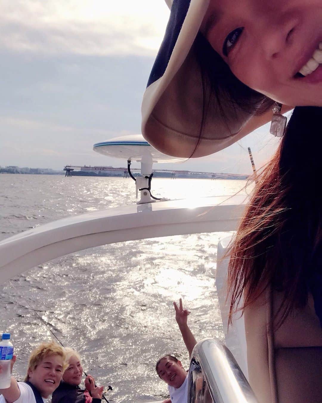 井上貴子のインスタグラム：「クルージング中🛳  たのしぃ〜  #井上貴子  #LLPWX #女子プロレス #紅緒と柊音 #トイプードル #神取忍 #遠藤美月 #倉垣翼 #クルージング」