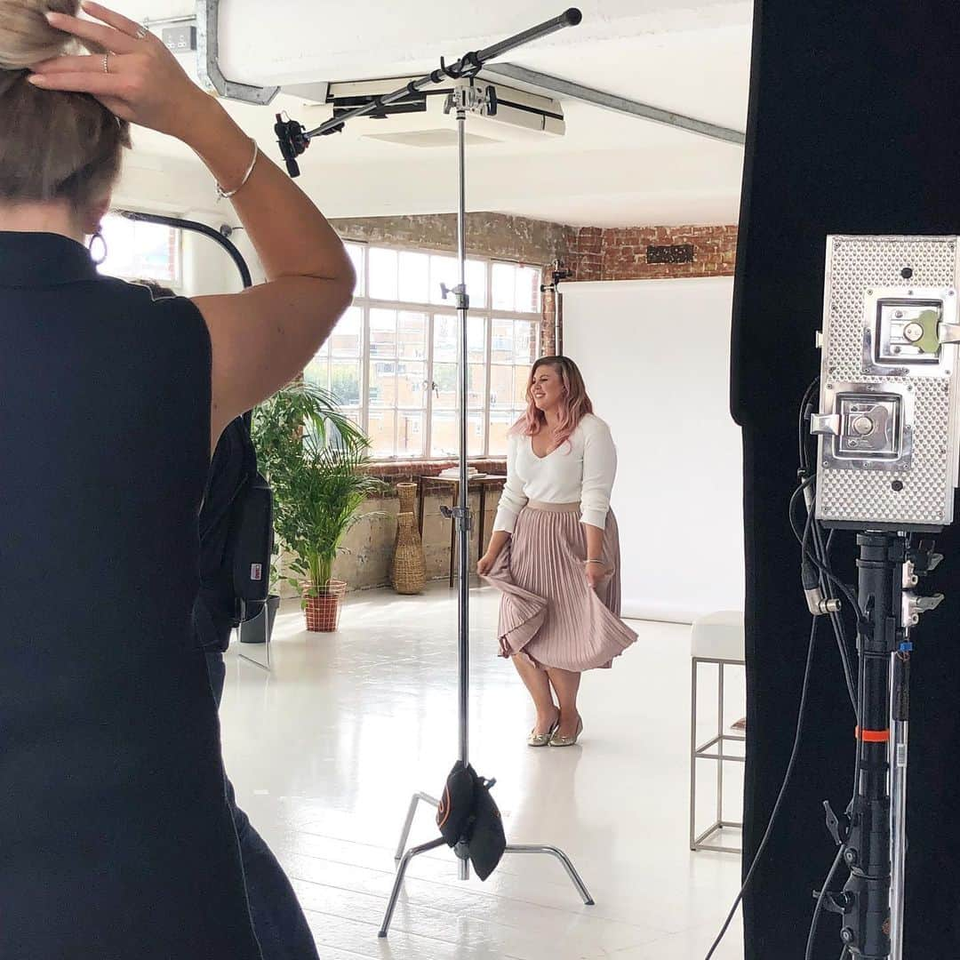 ルイーズ・ペントランドさんのインスタグラム写真 - (ルイーズ・ペントランドInstagram)「Today and yesterday I’m working with one of my lovely brands💖 on a photoshoot! Yay! . I’d imagine there are a good few of you who encounter photo shoots (whether having work pics done, wedding photos, occasional event shots or maybe you’ve booked a saucy boudoir shoot😘) so I thought I’d share my tips for….. . ✨📸 #PhotoshootConfidence 📸✨ . 💟Wear clothes you like! If I’m on a shoot with specific styling, I ask in advance what the colour/style scheme is and bring my own clothes that suit it. It’s always good to feel physically comfortable where possible. 💃🏼 . 💟Tell the photographer if you need a bit of direction- they are very good at telling you what to do and where to put yourself and I do this regularly. Ask them what they envisage the end result looking like. It’s good to know what you’re aiming for and you’ll soon ease into it! 👌🏻 . 💟Sounds mean (and nutso😂) but pretend all the other people around you, aside from the photographer, are plants. Just nice, non-judgey, unthinking plant people. If I feel put off or weirdly judged, everyone is a plant. It helps me relax and focus on what I’m doing. 🌱😁 . 💟Practise your angles a little bit in the mirror or with a friend. EG. If I tip my head back, you get a LOT of chin flab. So, I know to lean my body forward a tiny bit and just slightly lower my chin. Everyone is different so see what works best for you. Remember, the things closest to the camera look biggest. 💪🏻 . 💟Search for inspo beforehand! For example, if you are doing a maternity shoot, try looking at that specific # before you pose as it’ll give you a bit of familiarity and a few ideas before you start!💻 . 💟Tell yourself over and over that you are a 10/10. Even if it’s just for this hour and then you can go back to ‘normal’, just for now, you’re a solid 10! Think about how a 10 would walk, stand and smile. That’s you. You’re gonna smash this!!💁🏼‍♀️🥂 . I hope those helped! Do you like being in front of the camera?? Tell me below! 👇🏼💖」8月29日 15時57分 - louisepentland