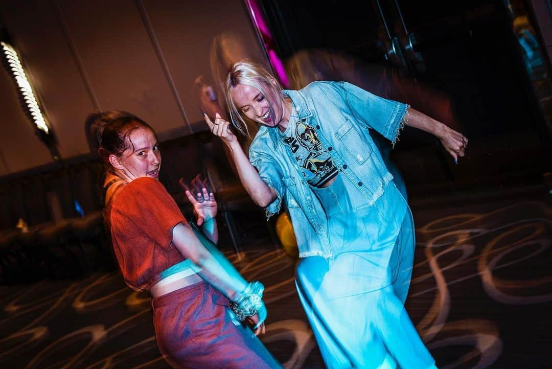 Nika Kljunさんのインスタグラム写真 - (Nika KljunInstagram)「Work hard, play hard? 🤪 #VivaLaNika . Even tho my jazz funk/hip hop intensive was in July, I’m still thinking about all the beautiful memories that’s been made that week. So truly thankful for everyone that’s been training closely with me. 🙏🏼 Ahh, we had FUN! Partying at #dancerpalooza is always 🔥🧨 . @jumpdance , see u soon! Season #jumptour 2019/2020 starting end of September! #exciting 🕺🏽 . 📸 @jesseballantyne . #nightfun #partykids #dancerslife #longbeach #caliliving #jumpdance」8月29日 16時07分 - nikakljun