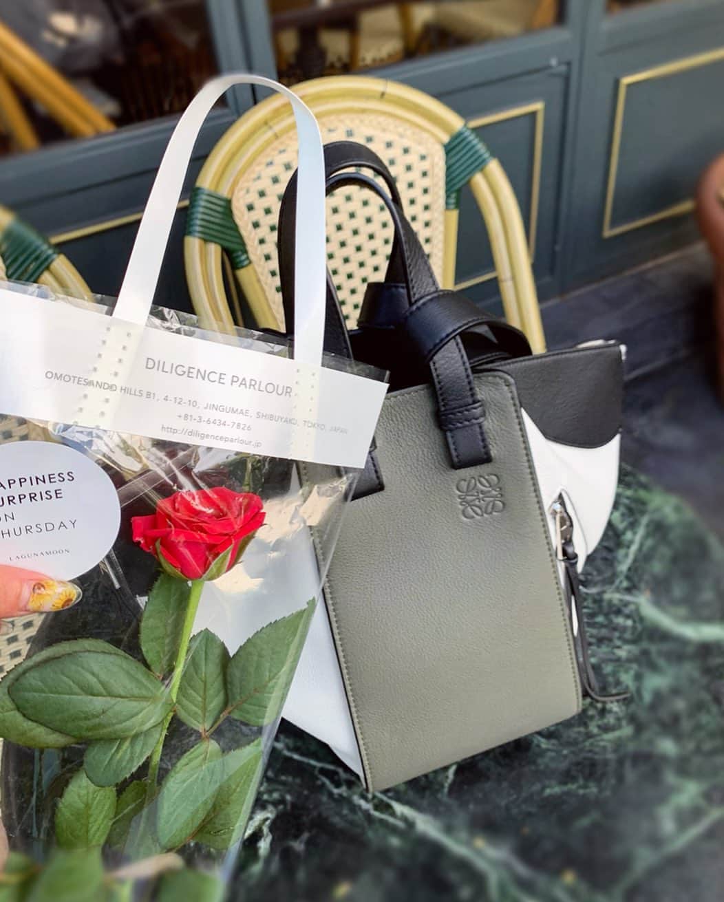 のインスタグラム：「． お気に入りのbag @loewe 3wayになってるよ👜🌹 khaki×black×white💚🖤 ． @inails_sumire すんがやってくれた 🌻ネイルも終わりの時期かな〜😢 ． #loewe #ロエベハンモック #薔薇 #バラ #向日葵 #ひまわり #ヒマワリ #ひまわりネイル」