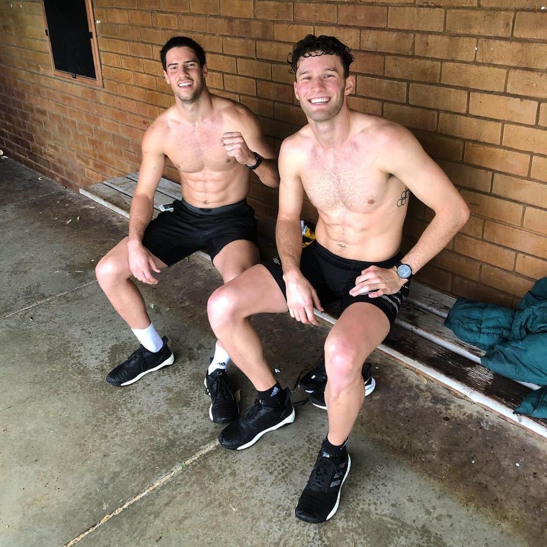 カーティス・マーシャルのインスタグラム：「Little bit of rain never hurt anyone 💪🏼🌧」