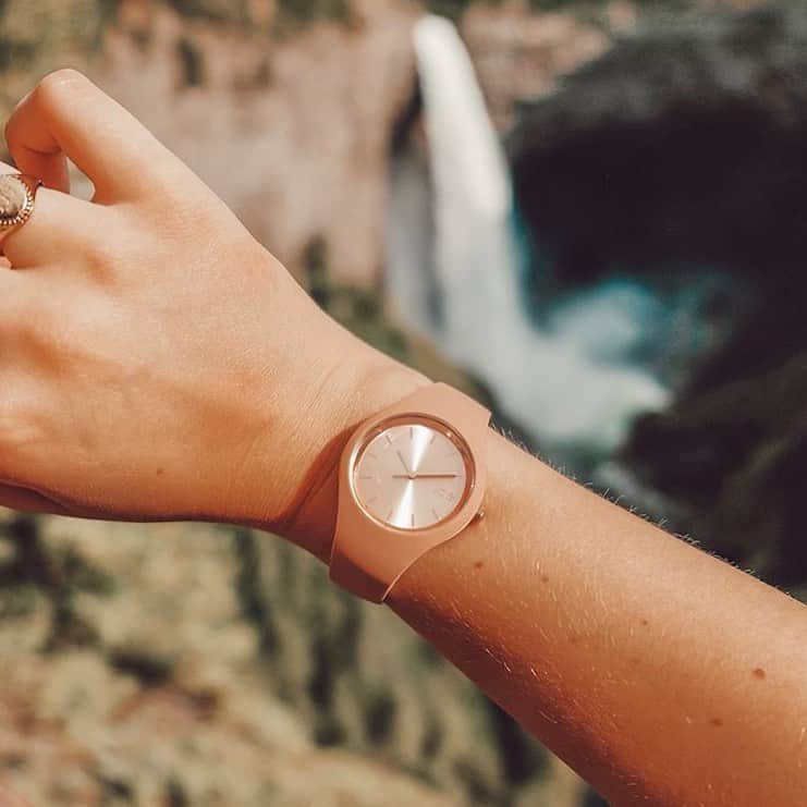のインスタグラム：「Your only limit is your mind ✨ (📸 @merelgebe ) #icewatch #changeyoucan #iceduochic #beduobechic #nude #watch #view #travel #mountain #goodtimes」