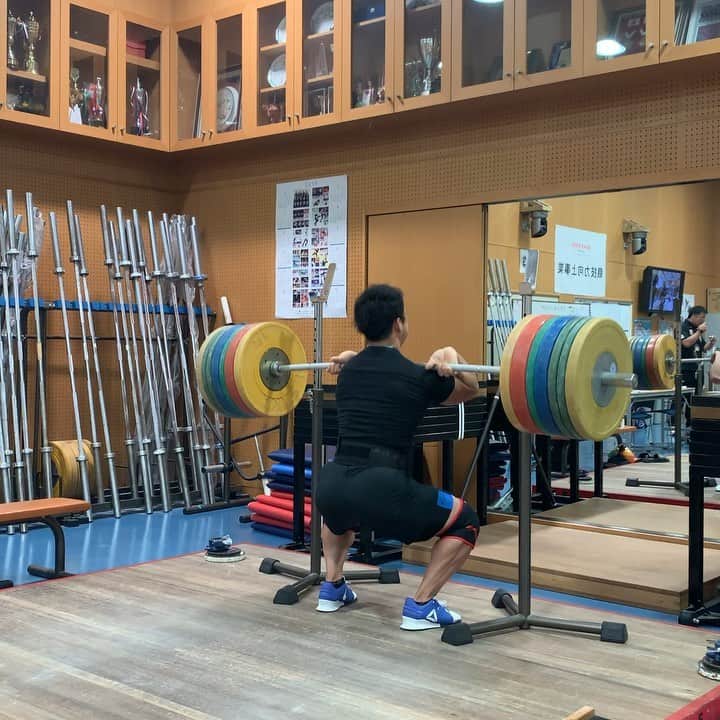 山本俊樹のインスタグラム：「- front squat 230/3  最近なかなかフロントの感覚が戻らずに苦労していたが、こんな綺麗なフロントスクワットは久々に出来た。  #ウエイトリフティングやろうぜ #weightlifting #snatch #cleanandjerk #squat #deadlift  #耐えて勝つ #率先垂範 #山本俊樹 #LEGACYLIFTER」