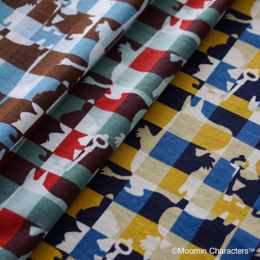 marbleSUD(マーブルシュッド) のインスタグラム：「新作のMOOMINシリーズは、秋らしいカラーのチェック柄。ムーミンと鍵を持ったリトルミイのシルエットが描かれています。 ・ トップスとスカートの2型展開。ロング丈のスカートは真冬のざっくりニットとの合わせもオススメです。大人可愛いMOOMINコーデをお楽しみくださいね。 ・ #marblesud #マーブルシュッド #MOOMIN #ムーミン #リトルミイ #チェック #大人カジュアル #コーデ #ファッション」