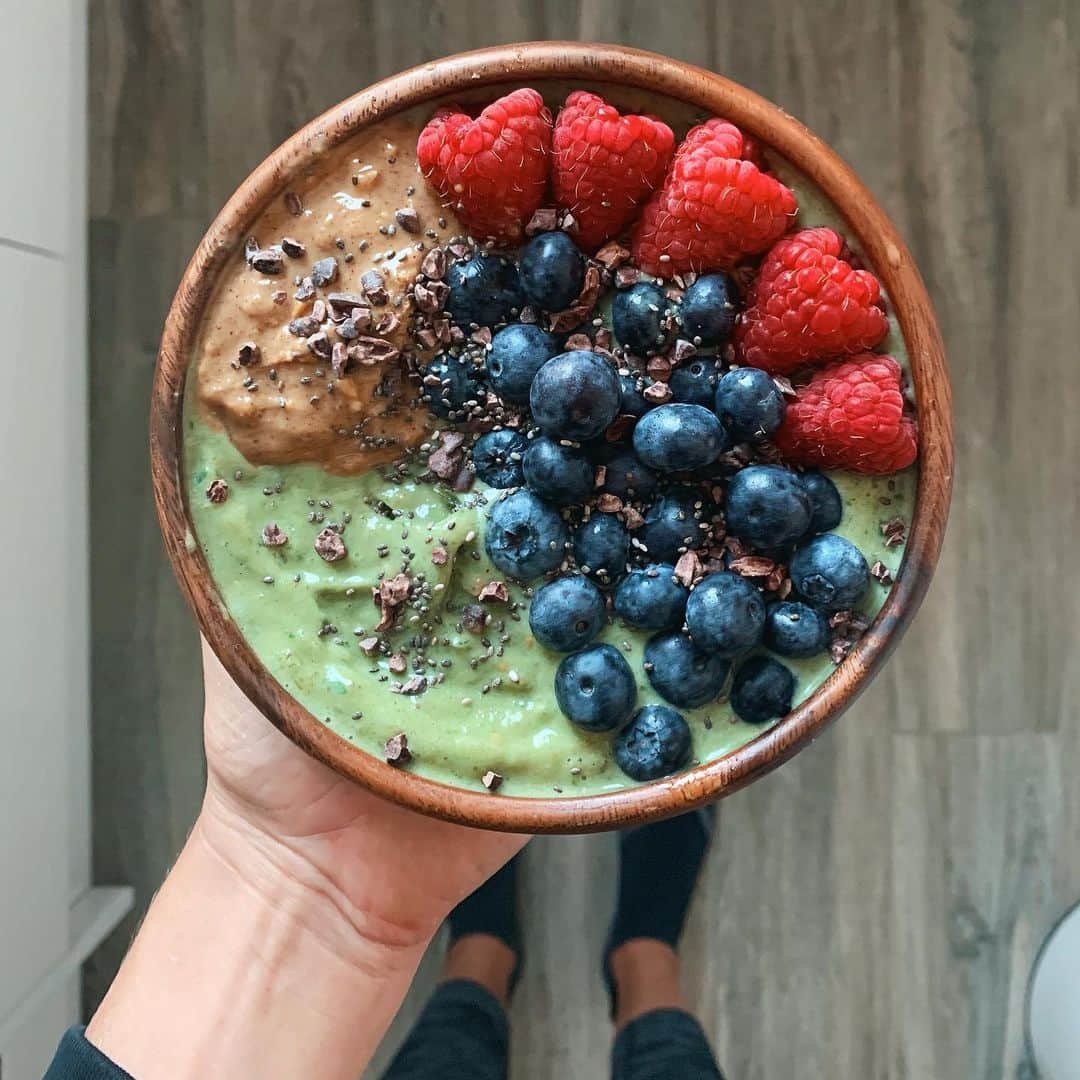 Zanna Van Dijkさんのインスタグラム写真 - (Zanna Van DijkInstagram)「Super green smoothie bowl 😍🌱 On these warm summer days there’s nothing more refreshing than a cold fresh smoothie! I love making mine super thick so I can eat them with a spoon - it’s much more satisfying! 😝 Here’s the recipe for my protein bowl I had this morning: ➡️ 1 scoop @vivolife vegan vanilla protein ➡️ 1 and 1/2 frozen bananas ➡️ 1 tsp @vivolife matcha powder ➡️ 1 tsp maple syrup/agave ➡️ A handful of baby spinach ➡️ A handful of ice ➡️ A dash of plant milk The secret is to add as little liquid as you can and then blend blend blend! The less liquid the thicker the smoothie. I like to top mine with berries, nut butter and then some chia seeds & cacao nibs for crunch! 😋  I’ve used @vivolife in this recipe [ambassador] as they’re a carbon neutral, 100% vegan supplement brand who produce their products in a carbon neutral facility and plant one tree for every order they receive 🙏🏼🌎💙 #smoothiebowl #morningsmoothie #greensmoothie #healthybreakfast #veganeats #plantbased」8月29日 16時20分 - zannavandijk
