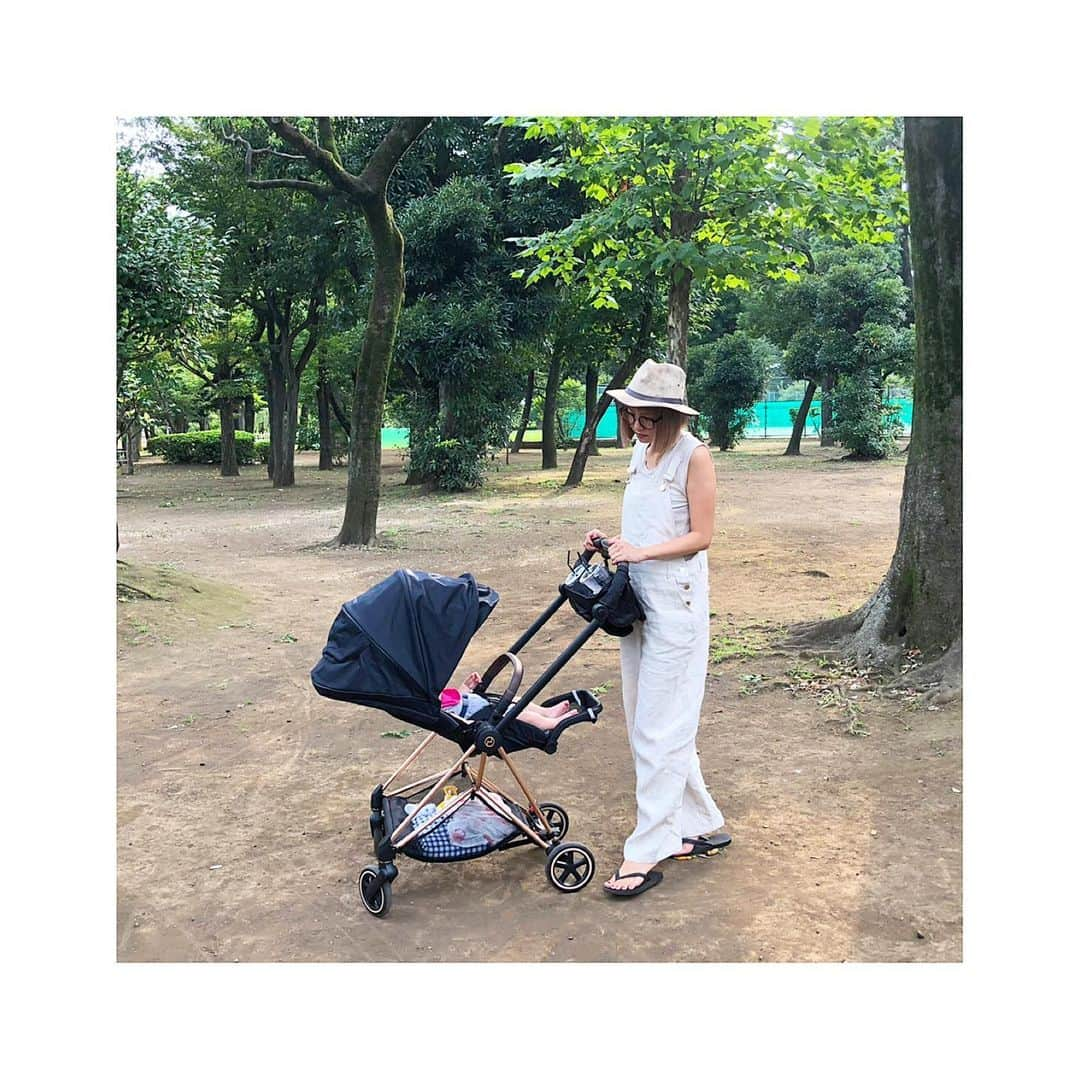 小泉梓さんのインスタグラム写真 - (小泉梓Instagram)「腰椎椎間板ヘルニアを発症してから、抱っこ紐ができなくなり、完全にベビーカーな毎日に。  でもミオス様が最高すぎるから、腰にも負担なくスムーズに押せるー。  片方ちびと手を繋いでても、タイヤ取られることなく進めるし、デコボコな土の場所でも赤ちゃん気持ちよく寝てるくらいスムーズ。  リクライニング次第で、ちびとこちび二人に使えるし、ほんとに素晴らしいベビーカーだ。  そしてこの1枚目の写真、なんかすごくお気に入り。  #ちびとこちび #二児の母 #3歳 #３ヶ月 #息子 #娘 #親子 #家族 #公園 #family #son #daughter #ベビーカー #サイベックスミオス #ピンクゴールド #cybex」8月29日 16時20分 - azusan111