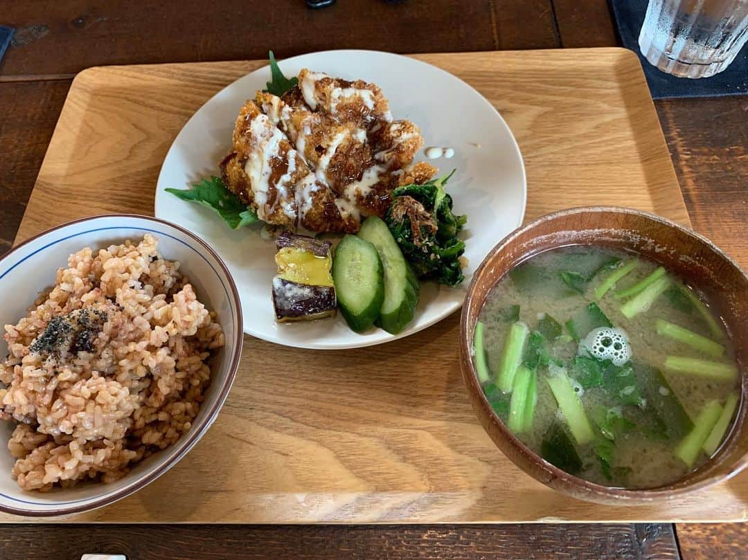 堤俊輔さんのインスタグラム写真 - (堤俊輔Instagram)「🍽農園食堂  森のかぞく🍱  初めてランチ行ったー✨ 最高でした😋  たっぷりの有機野菜と厳選した素材でつくるご飯❗️ 酵素玄米など食べられるのでめっちゃいい✨  食後のコーヒーもオーガニックコーヒーやMIXジュースなど色々あったよー✨  お弁当もあるってよー❗️ オススメでーす🤙🏾 #サッカー  #Jリーグ  #鹿児島ユナイテッドFC #鹿児島 #soccer  #jleague  #kagoshimaunitedfc #kagoshima #堤俊輔  #ツツスタグラム  #チェストー！ #勝手に鹿児島大使 #農園食堂森のかぞく  #森のかぞく #有機野菜 #オーガニック #酵素玄米 #おかわり自由 #オーガニックコーヒー  #ミルクは豆乳 #弁当もある」8月29日 16時31分 - shunsuketsutsumi.19