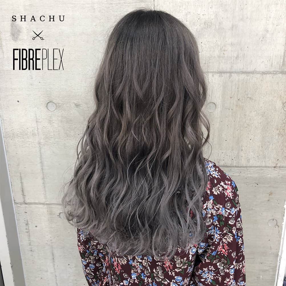 のインスタグラム：「[ SHACHU × FIBREPLEX インスタ タイアップ企画] CHARCOAL COLOR Hair by @shokisuzuki  シュワルツコフの毛髪強化システム＝ファイバープレックス どんな髪にも使え、しっかり発色。 染める＋『 保護・強化 』のヘアカラーに #アンティークカラー と#チャコールカラー が登場！ 渋谷の大人気サロン「SHACHU」とのコラボレーションで、ファイバープレックスカラーのヘアスタイル写真をアップします！  @shachu_hair  #ファイバープレックス #ファイバープレックスカラー #unlock #アンティークカラー #チャコールカラー #デニムヘア #マッシュルームブラウン #裾カラー #裾カラーグレー」