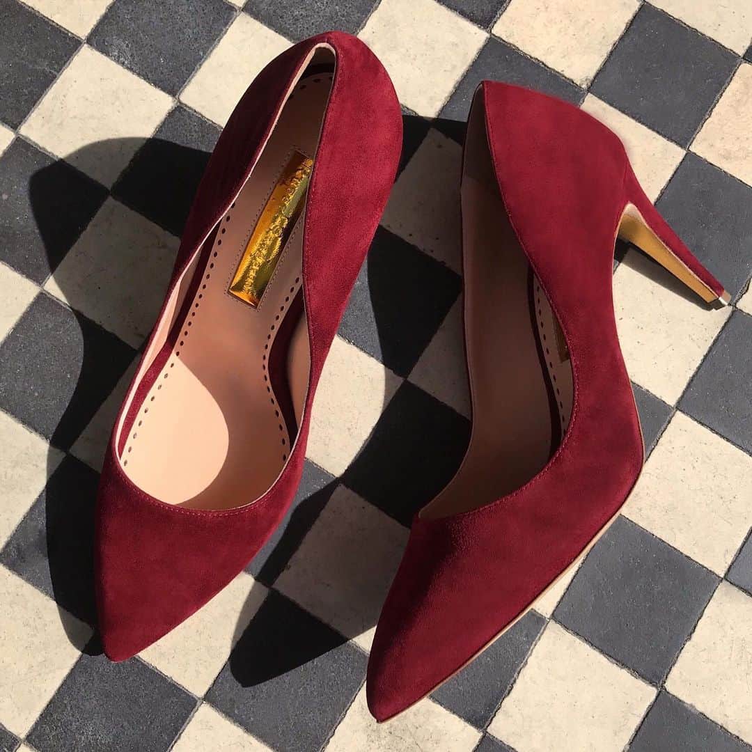 ルパートサンダーソンのインスタグラム：「Back to business | Nada in pomegranate suede 💫 | #MidHeels #DayToNight #Workwear #Style #SuedeShoes #RupertSanderson #TapToShop」