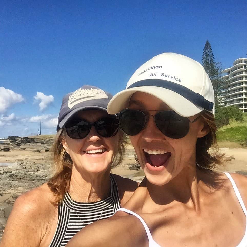 シャーニ・ヴィンソンのインスタグラム：「Fun in the sun with my mum 💛☀️ @narellevinson」