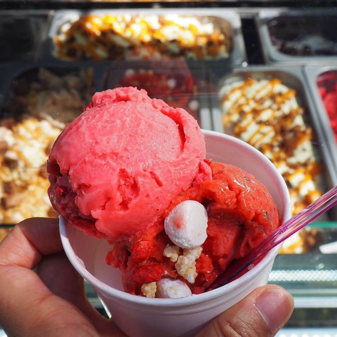 Eat With Steph & Coのインスタグラム：「Waking up with the sun in your eyes means #Gelato @loscarlondon @snowflakegelato @tonyflemchef @thebaptistlondon Strawberry and Basil Gelato - find this gelato cart outside L’Oscar ~~~ didn’t expect myself to like the blend between strawberry and basil but it was reaally refreshing 🍦 📷: @mchan4b」