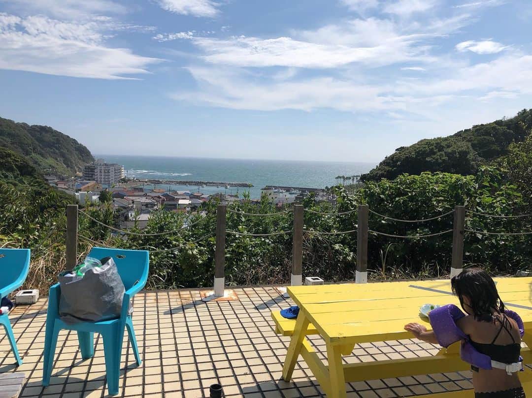 東原亜希さんのインスタグラム写真 - (東原亜希Instagram)「海を見ながら結局プール🐠日本の夏をあまり過ごしてない長女も最後の追い込み😂また暑くなってくれた♡」8月29日 16時55分 - akihigashihara