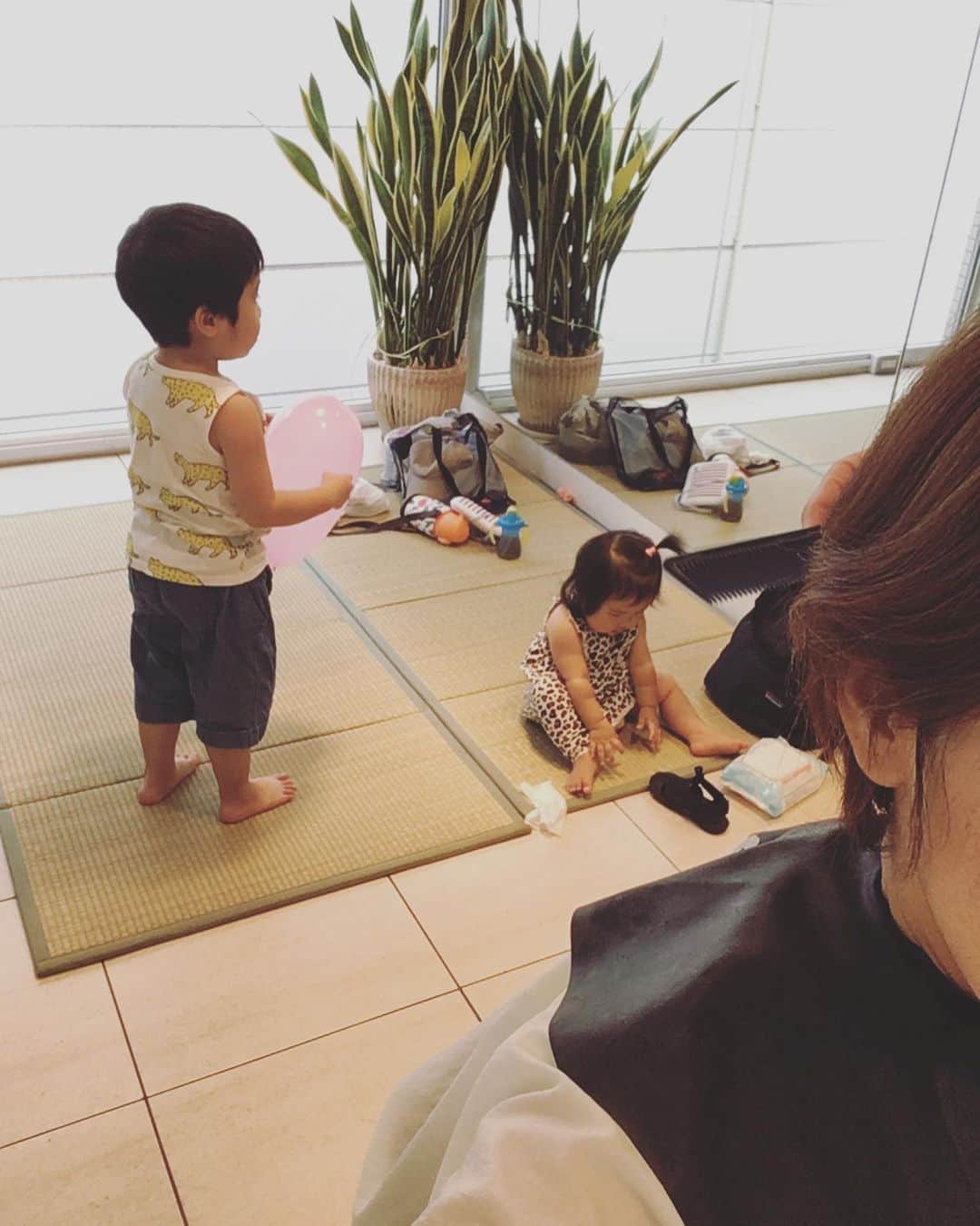 藍のインスタグラム：「小中同じの友達が働く美容室へ。 臨時キッズスペースも作ってもろて😭🙏 スタッフの皆さんいつもチビ達に優しくしてくれます。 いつもありがとう✨ また来ます😆  #オブヘアー宮崎台店 #宮崎台には電車とバスの博物館がある😍 #桂 #縦割り班一緒」
