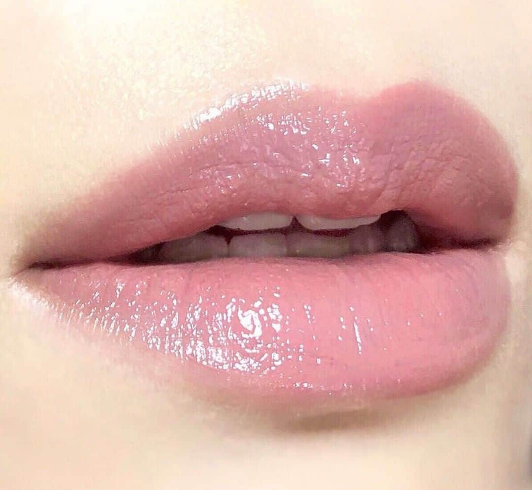 ボビイ・ブラウンさんのインスタグラム写真 - (ボビイ・ブラウンInstagram)「とれたての新鮮なフルーツを唇にのせているかのように、フレッシュで豊かな色。 スムージーのようにクリーミーなテクスチャーで、ひと塗りで美しく発色！ ペールブルーピンクリップ♡ 《 #クラッシュドリキッドリップ #05ヒッピーシェイク 》 📸 by @bbpro_jp_saki  #CrushedLiquidLip #bobbibrown #ボビイブラウン #一目惚れリキッドリップ  #コスメ #リップ #グロス #口紅 #夏メイク #夏コスメ #cosmetics #Lip #lipgloss #lipbalm #SummerMakeUp」8月29日 17時00分 - bobbibrownjapan
