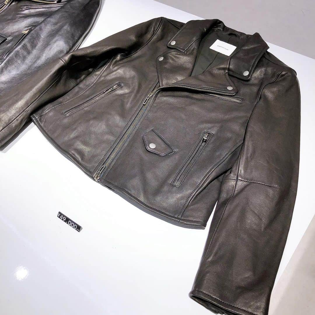 名古屋パルコさんのインスタグラム写真 - (名古屋パルコInstagram)「【西館2階 STUDIOUS】﻿ beautiful people × STUDIOUS﻿ "LEATHER JACKET"入荷中！🙌✨﻿ ﻿ 毎シーズン人気のSTUDIOUS別注ヴィンテージライダースジャケットがリバイバル！👏﻿ 定番で使えるライダースジャケットこそ、細部までこだわりが詰まった、長く愛用できる1枚を選ぶのがオススメです🥰﻿ ﻿ STUDIOUSの別注ライダースはインラインモデルの特徴であるウエストベルトをあえて外し﻿ スタイリングを問わず、より気軽にご着用いただけるモデルとなっています💁‍♀️﻿ ﻿ レザーに施すウォッシュ加工の回数をインラインよりも少なくすることで、なじみのある着丈や袖丈を実現。本革ながらも程よい馴染みやすくなっています😌﻿ ﻿ ﻿ ﻿ #名古屋パルコ #名古屋PARCO #nagoyaparco #名古屋 #nagoya #栄 #矢場町 #studious #ストゥディオス #beautifulpeople #ビューティフルピープル #leather #leatherjacket #レザー #レザージャケット #ライダースジャケット #studious別注 #vintage #ヴィンテージ #別注 #コラボ」8月29日 17時04分 - parco_nagoya_official