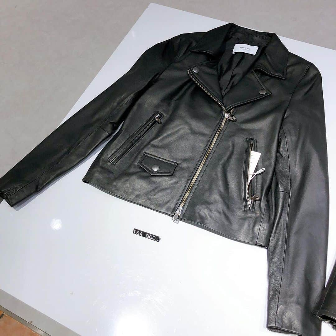 名古屋パルコさんのインスタグラム写真 - (名古屋パルコInstagram)「【西館2階 STUDIOUS】﻿ beautiful people × STUDIOUS﻿ "LEATHER JACKET"入荷中！🙌✨﻿ ﻿ 毎シーズン人気のSTUDIOUS別注ヴィンテージライダースジャケットがリバイバル！👏﻿ 定番で使えるライダースジャケットこそ、細部までこだわりが詰まった、長く愛用できる1枚を選ぶのがオススメです🥰﻿ ﻿ STUDIOUSの別注ライダースはインラインモデルの特徴であるウエストベルトをあえて外し﻿ スタイリングを問わず、より気軽にご着用いただけるモデルとなっています💁‍♀️﻿ ﻿ レザーに施すウォッシュ加工の回数をインラインよりも少なくすることで、なじみのある着丈や袖丈を実現。本革ながらも程よい馴染みやすくなっています😌﻿ ﻿ ﻿ ﻿ #名古屋パルコ #名古屋PARCO #nagoyaparco #名古屋 #nagoya #栄 #矢場町 #studious #ストゥディオス #beautifulpeople #ビューティフルピープル #leather #leatherjacket #レザー #レザージャケット #ライダースジャケット #studious別注 #vintage #ヴィンテージ #別注 #コラボ」8月29日 17時04分 - parco_nagoya_official