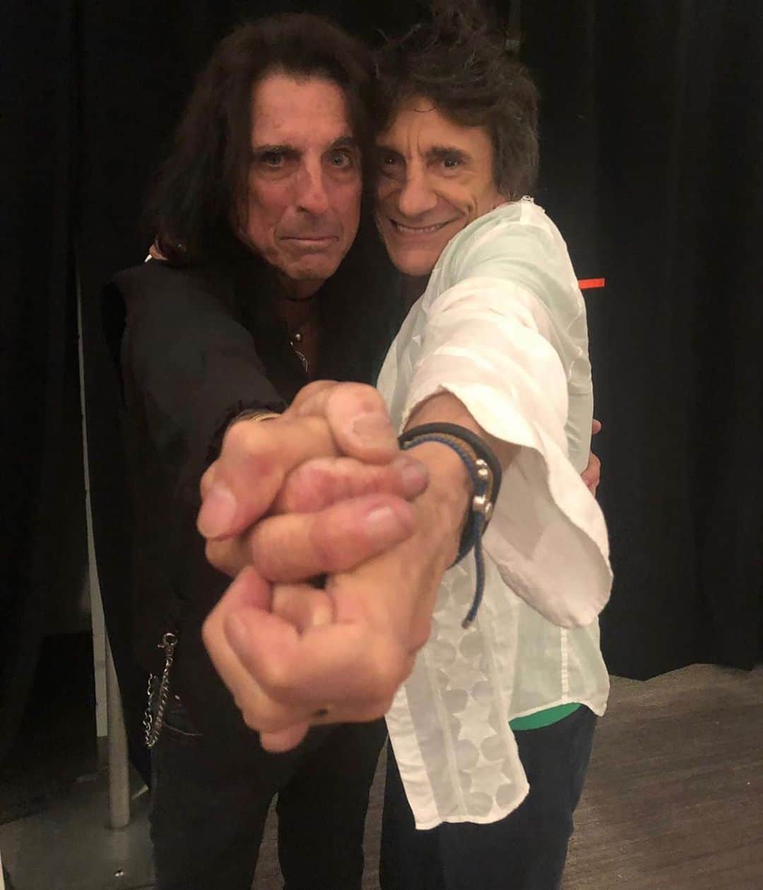 The Rolling Stonesさんのインスタグラム写真 - (The Rolling StonesInstagram)「@ronniewood and @alicecooper catching up backstage in Arizona! #therollingstones #stonesnofilter #arizona #usa #ronniewood #alicecooper」8月29日 17時07分 - therollingstones