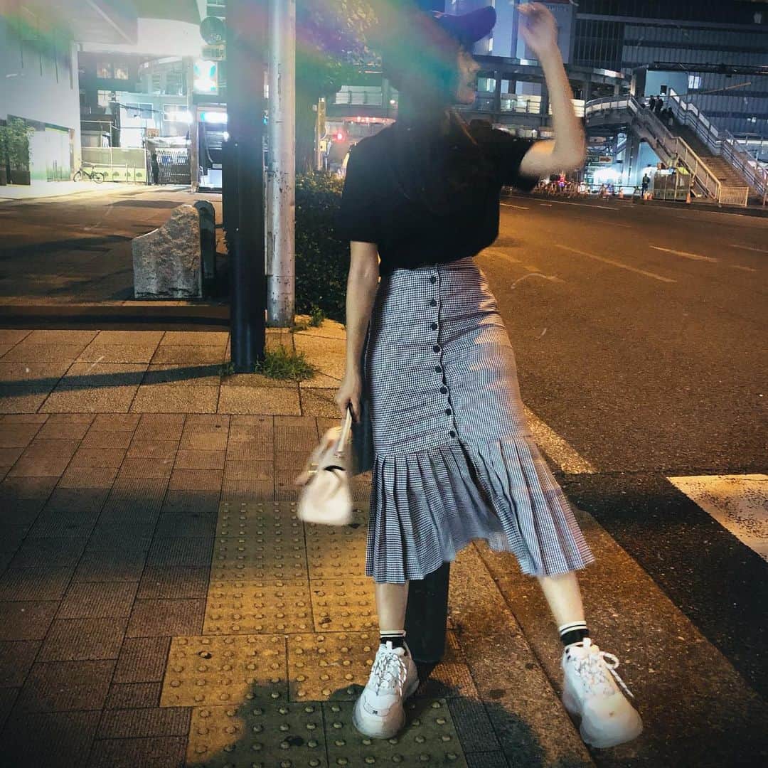 佐野ひなこさんのインスタグラム写真 - (佐野ひなこInstagram)「#マネージャー二宮カメラ  私服。 帽子と靴は @balenciaga  とっても可愛いスカートは @chiemyyyyy  のプロデュースしてる @ifshe_official . . . #しんよこはま」8月29日 22時43分 - hinako_sano