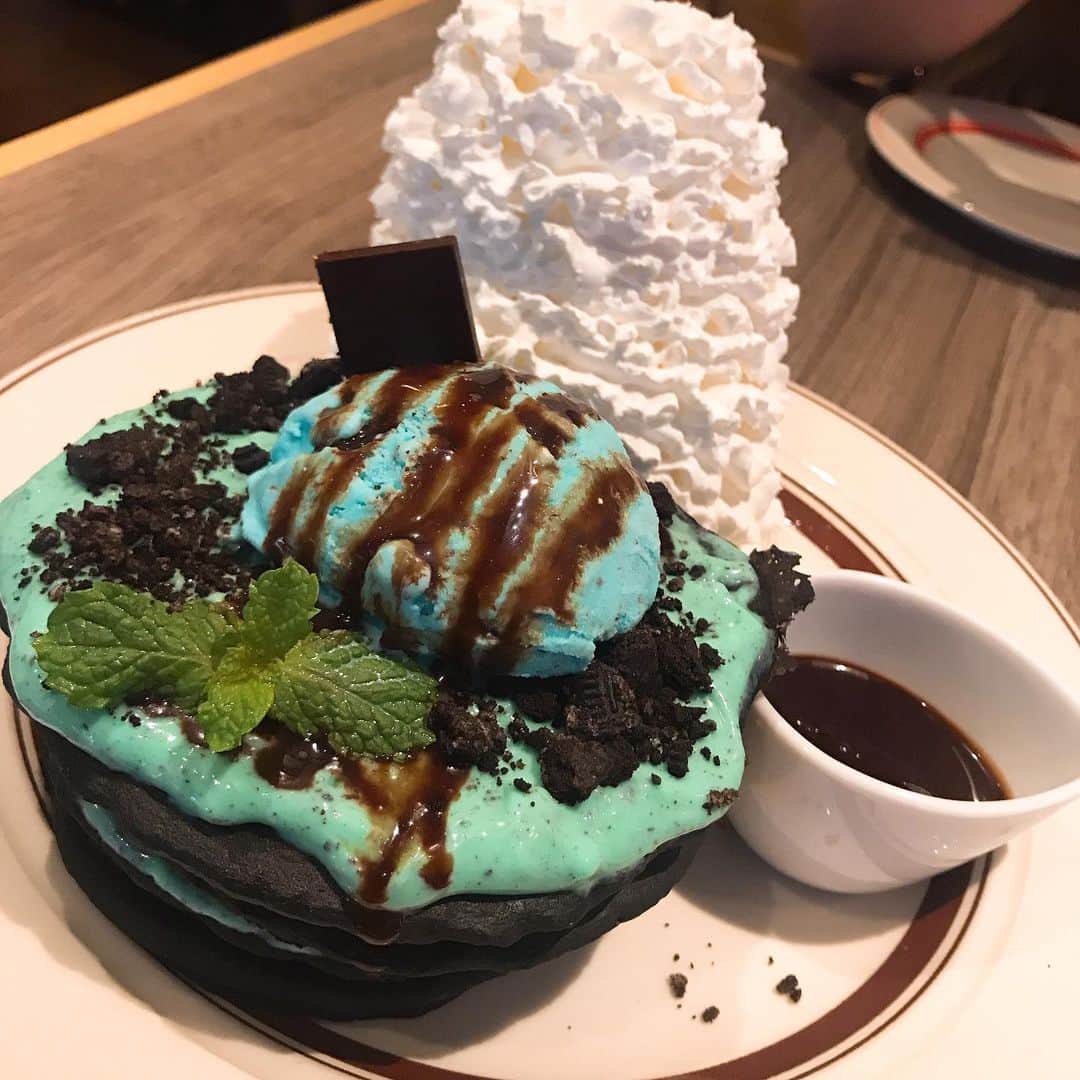 米倉れいなのインスタグラム：「, 🥞😋💕 #チョコミント #チョコミン党 #原宿 #eggsnthings #期間限定 #パンケーキ #チョコミントパンケーキ」