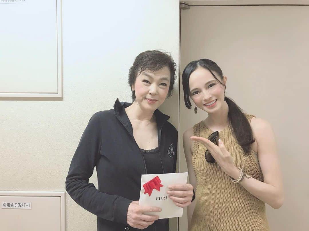 大湖せしるさんのインスタグラム写真 - (大湖せしるInstagram)「﻿ 「TOKYO せんちめんたる ジャーニー」に﻿ ご出演なさってた、﻿ ﻿ 峰さを理先生。﻿ ﻿ 出て来られる度に﻿ 舞台の空気がキュッと締まって﻿ 空間がガラリと変わる。﻿ ﻿ ほんとにかっこよくて﻿ 気付いたら にまにましてた。笑﻿ ﻿ ﻿ 雪組時代、﻿ 「心中 恋の大和路」﻿ かもん太夫の"引き祝いの舞"、﻿ ﻿ 「星逢一夜」のプロローグ、﻿ そして﻿ 貴姫の"すすきの舞"などを振り付けて下さり、﻿ ﻿ その他に所作事なども教えて頂いたり﻿ 沢山お世話になりました。﻿ ﻿ 面会の最後に﻿ ﻿ 「しっかり生きろ」﻿ ﻿ そう言い残して去って行かれた先生。﻿ ﻿ 色々な事を乗り越えてこられた方だからこそ﻿ その言葉はとても重く、﻿ 心に熱く残りました。﻿ ﻿ 先生は退団されて30年だそうで﻿ 私の退団3年なんて﻿ ちっちゃいものだなーと。﻿ ﻿ 信念を持って﻿ 真っ直ぐ進んでらっしゃるお姿、﻿ 本当に本当に素敵でした。﻿ ﻿ 素晴らしい舞台を﻿ ありがとうございました。﻿ ﻿ ﻿#tokyoせんちめんたるジャーニー  #峰さを理 さん #先生」8月29日 22時37分 - cecile_daigo