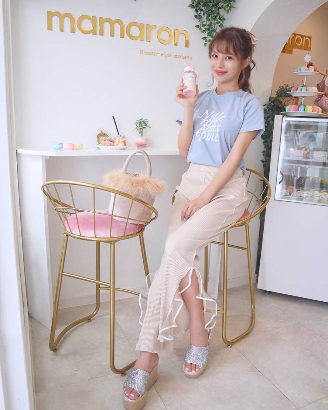 のインスタグラム：「mamaronの椅子が可愛かったので﻿ コーデ撮らせてもらったよ💗💗💗﻿ 楽ちんすぎる格好😍﻿ ﻿ ﻿ tops♡#epine﻿ pants♡#lillily﻿ bag♡#thevirgins﻿ sandal♡#manontokyo﻿ ﻿ ﻿ この日の#みいきメイク💋﻿ 白アイラインがポイントなの🕊﻿ ルナソルの限定クリームシャドウはほんのりピンクで細かい青ラメがたくさん💙目尻の下だけサンククルールの真ん中のピンク使ったよ💕﻿ ﻿ 《アイシャドウ》ルナソル グラムウィンク EX02 ルミナスピンク・Dior サンククルール 887﻿・Dior スキンルージュブラッシュ251 《アイライナー》UZU アイオープニングライナー white﻿ 《リップ》ルージュココフラッシュ 86﻿ ﻿ ﻿ ﻿ #mamaron#tokyocafe#マカロン#東京カフェ#新宿カフェ#新大久保カフェ#新大久保#カフェ巡り#フォトジェニック#ママロン#먹스타그램#카페#마카론#ルナソル#ディオールコスメ#uzu#シャネルコスメ#ルージュココフラッシュ#みいきのカフェめぐり☕️🍰」