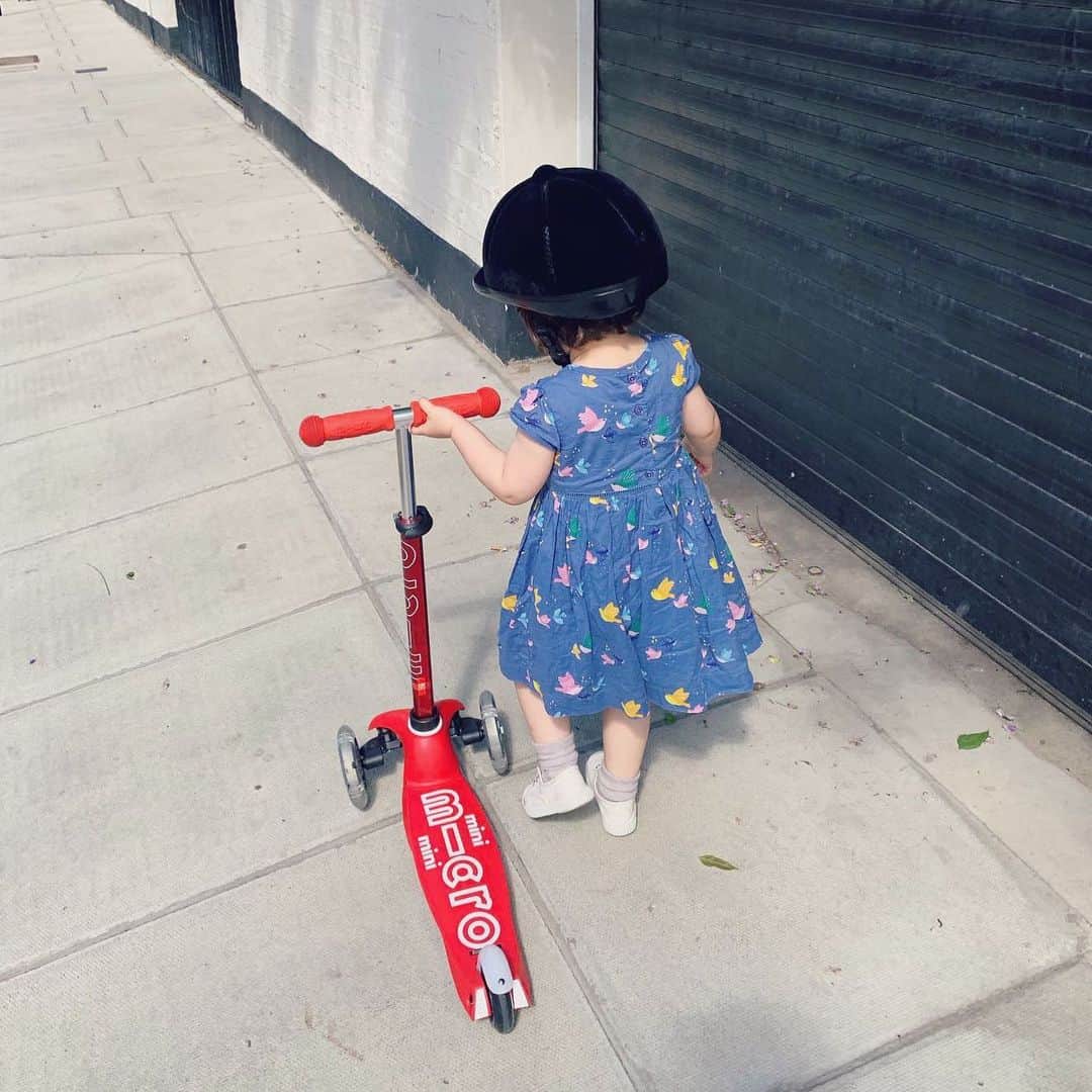 MEGのインスタグラム：「お友達の乗っているスクーターに興味をもった娘。スクーターはバギー卒業キッズの重要移動手段。今はまだ、ほぼ乗れず、犬の散歩の様に連れて歩いてる。ヘルメットをずっとヘミレーツと呼んでるのが可愛いくてしゃーない。#２歳７ヶ月」