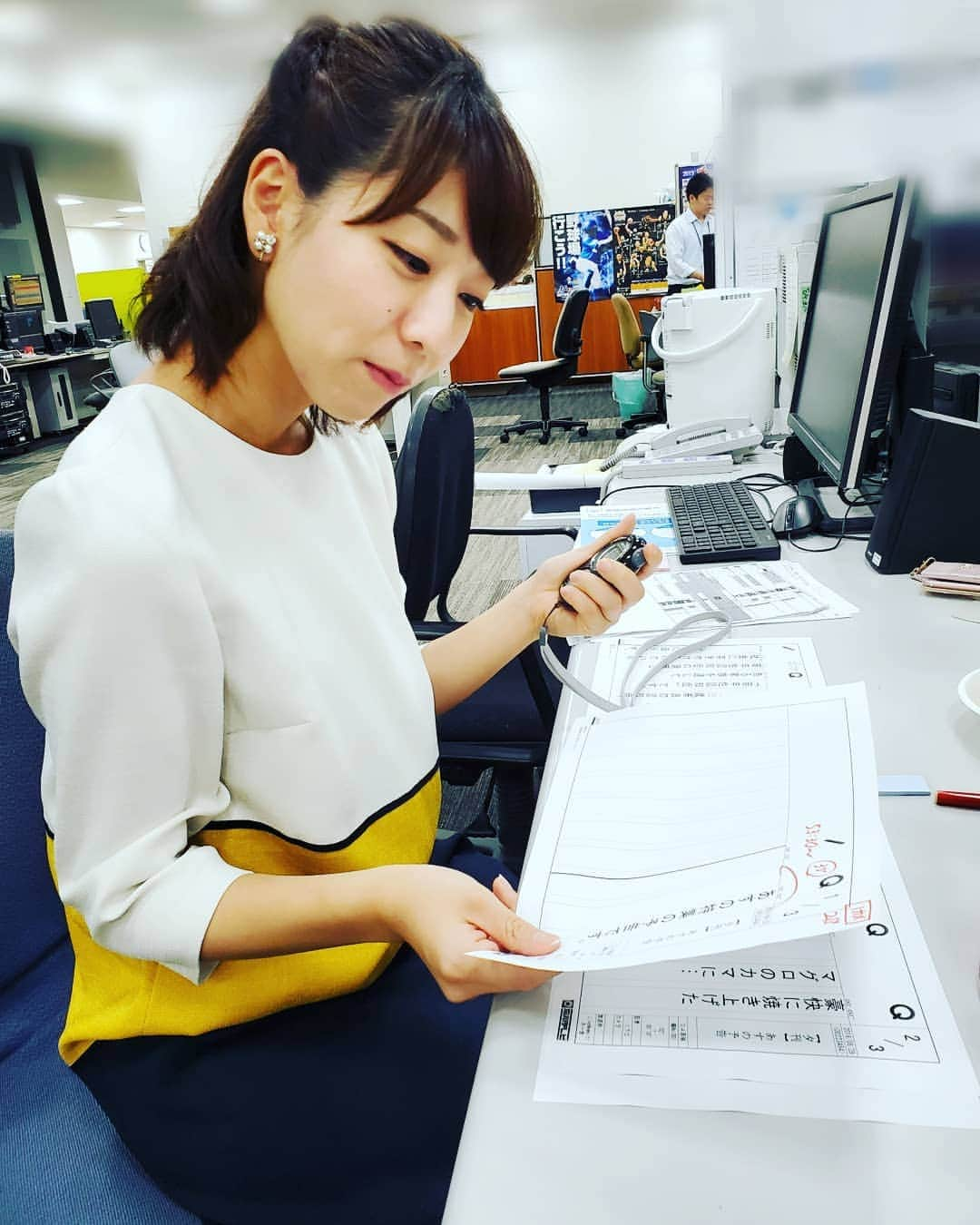 飯田嘉太さんのインスタグラム写真 - (飯田嘉太Instagram)「石川さんLive News it！ 今日と明日は河合アナが担当です☺️ 僕がロケに行ってきたオムそばを差し入れ✨  ニュース前のこの時間って小腹が空くんですよね…😂 食べてばかりじゃちょっとという事で ニュースの準備をしている様子も📷  #石川さん #livenewsit #石川テレビ #アナウンサー #announcer #河合莉菜 アナ #キャスター #もぐもぐタイム #オムそば #オムは何処へ #ニュース #準備 #飯田嘉太」8月29日 17時18分 - kabuto_iida