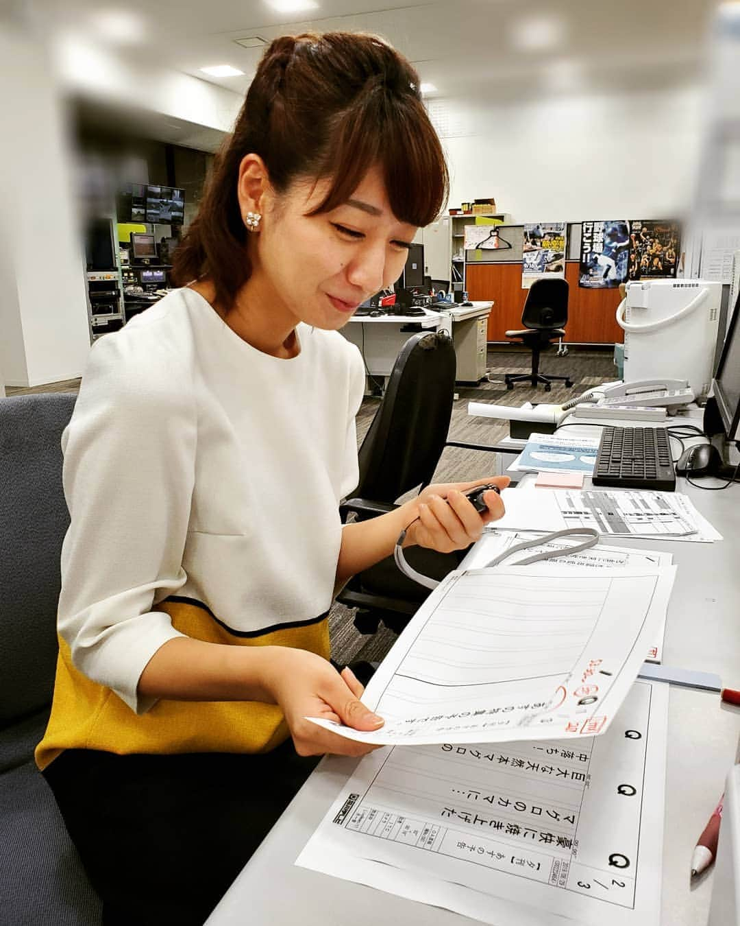 飯田嘉太さんのインスタグラム写真 - (飯田嘉太Instagram)「石川さんLive News it！ 今日と明日は河合アナが担当です☺️ 僕がロケに行ってきたオムそばを差し入れ✨  ニュース前のこの時間って小腹が空くんですよね…😂 食べてばかりじゃちょっとという事で ニュースの準備をしている様子も📷  #石川さん #livenewsit #石川テレビ #アナウンサー #announcer #河合莉菜 アナ #キャスター #もぐもぐタイム #オムそば #オムは何処へ #ニュース #準備 #飯田嘉太」8月29日 17時18分 - kabuto_iida