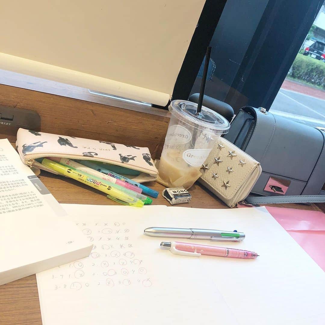 中嶋桃花さんのインスタグラム写真 - (中嶋桃花Instagram)「勉強する時はいつもこんな感じ  使うもの全部広げて机使いやすいように作ってからじゃないと勉強できないタイプ。笑」8月29日 17時14分 - momoka_nakajima