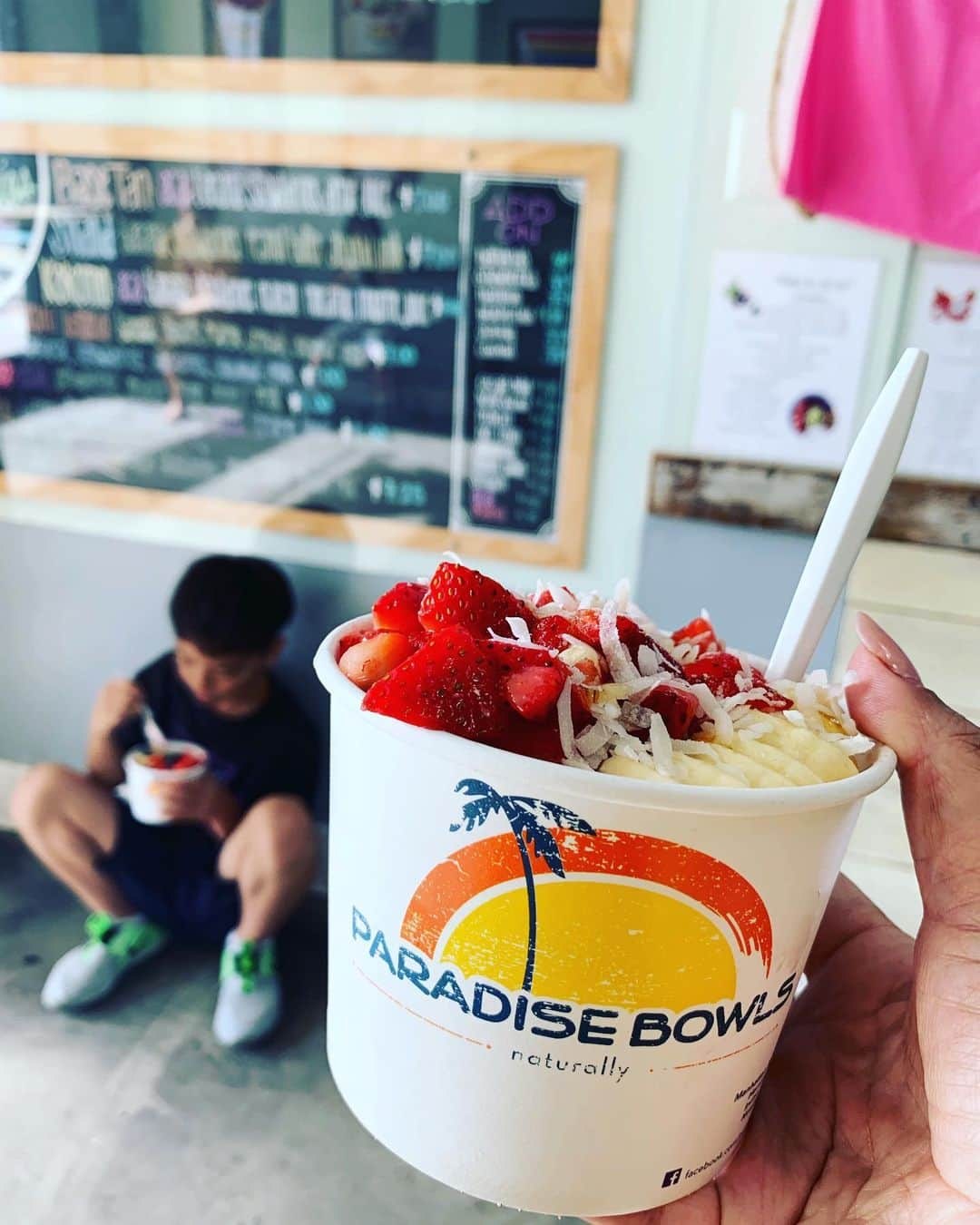 MINMIさんのインスタグラム写真 - (MINMIInstagram)「acai bowl ハワイじゃないけど沢山アサイボールの美味しいお店があるよ♪ #アイ君 #hermosabeach @paradisebowls」8月29日 17時16分 - minmidesu