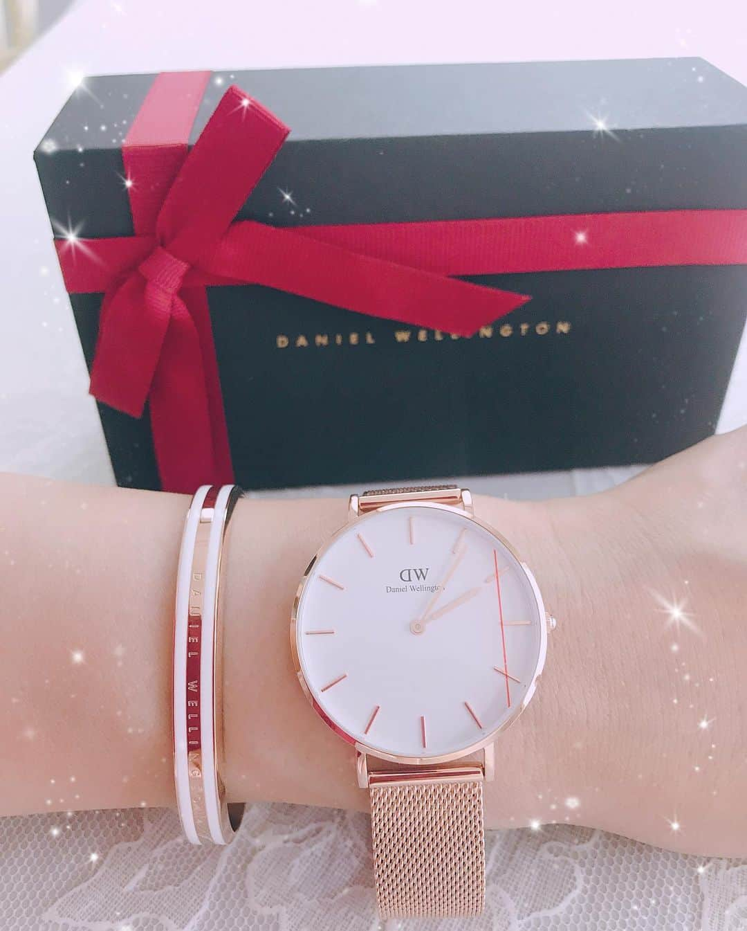 三浦泉さんのインスタグラム写真 - (三浦泉Instagram)「* 先日の 撮影の時にも着けていた @danielwellington  ダニエルウェリントン 🕰♥️の時計。 *  シンプルなので オフィスシーンにも  対応してくれます❣️ *  軽やかで 合わせやすい〜💕 * 8/22〜 9/22 任意の時計or 限定セットの購入で特別なラッピングが無料みたいです❣️ * 🎉🎁 * 【クーポンコード：izu1201 】 で 15%オフに❤️ （10/31まで有効、公式サイト使用のみ） https://www.danielwellington.com/jp * * #ダニエルウェリントン  #DW新作　 #DW手元ルックス　 #プレゼント #ギフト #gift #撮影 #モデル」8月29日 17時18分 - princessizu1201